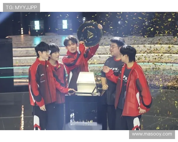 足球明星齐聚一堂组建梦之队共同追逐冠军荣耀与梦想 足球明星齐聚一堂组建梦之队共同追逐冠军荣耀与梦想