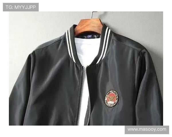 足球明星身着阿玛尼西装展现魅力风采引领时尚潮流